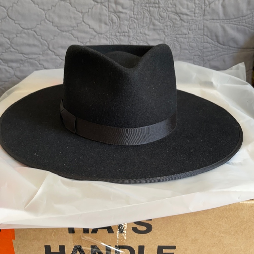 Perfect condition lack of color hat new never worn